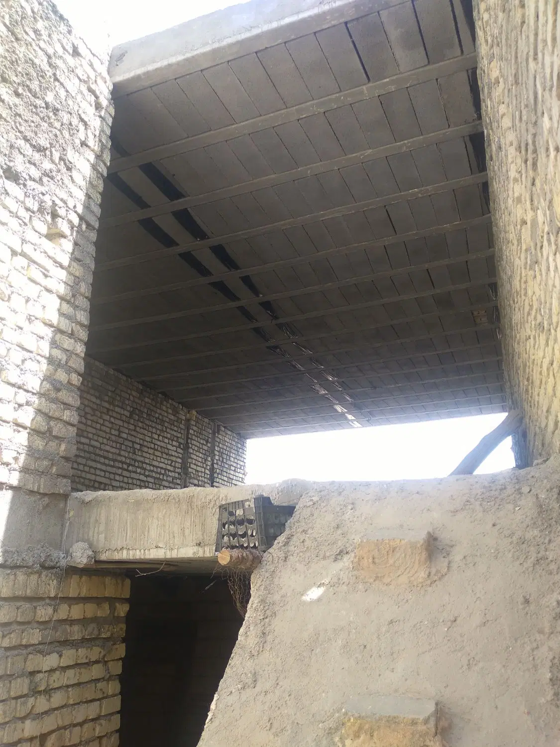منزل مسکونی نیمه کاره دوطبقه آجر چینی شده