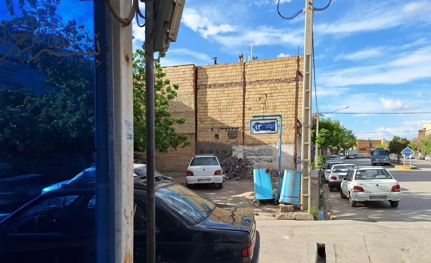زمین سر نبش با موقعیت تجاری و مسکونی
