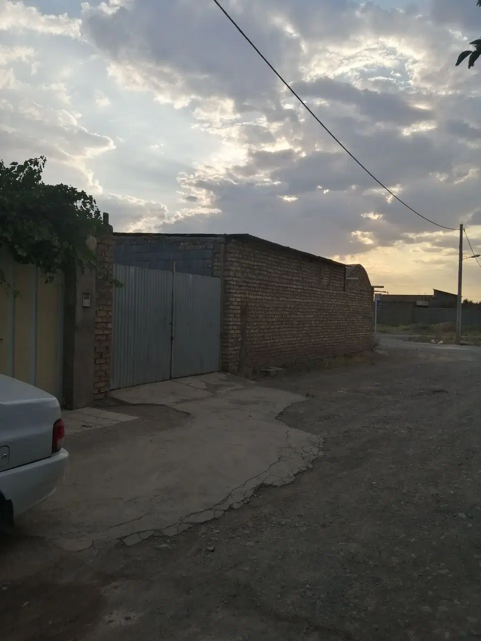 زمین چهار دیواری 304متر