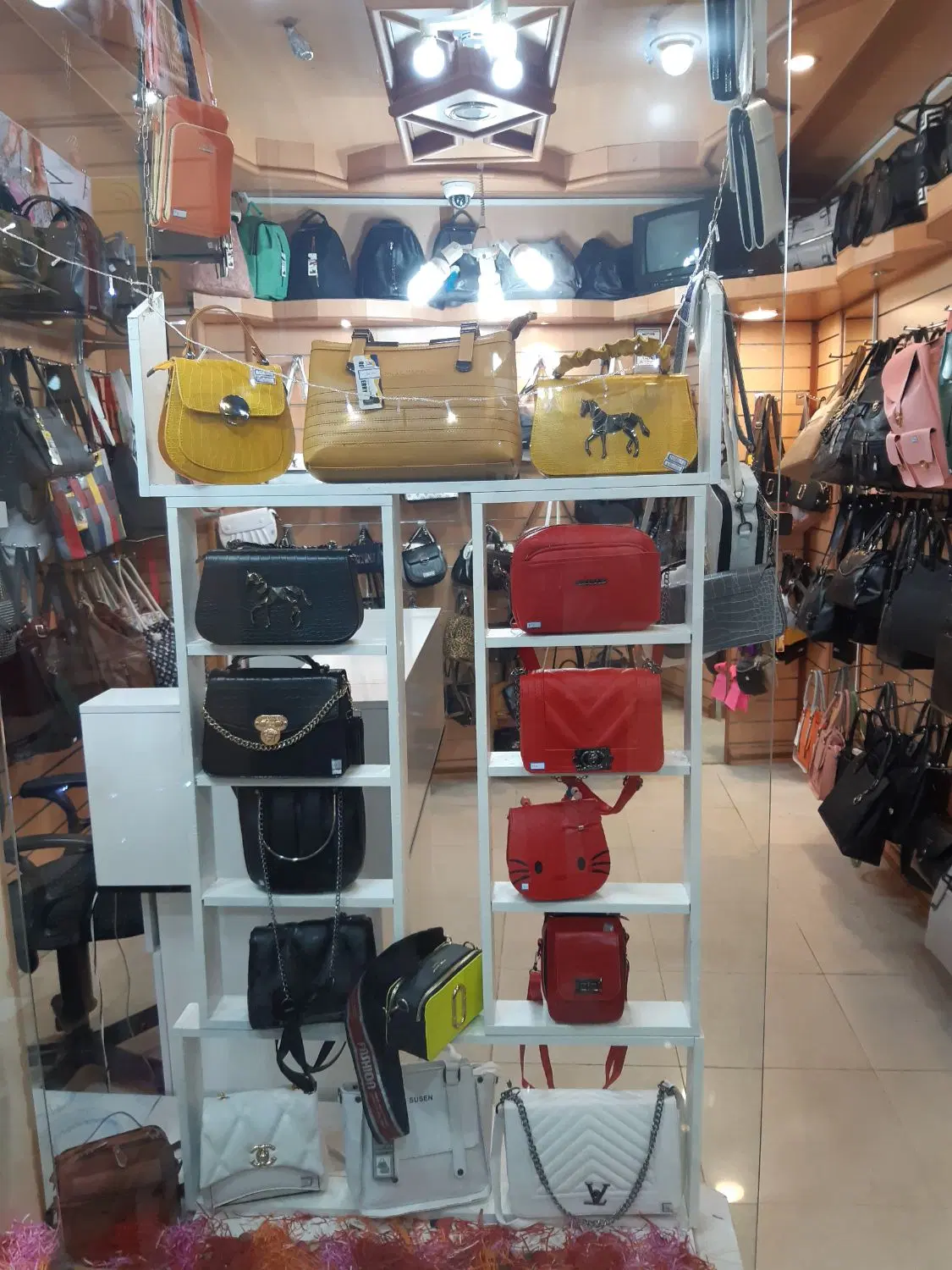 مغازه نظر میانی پاساژ پارلمان