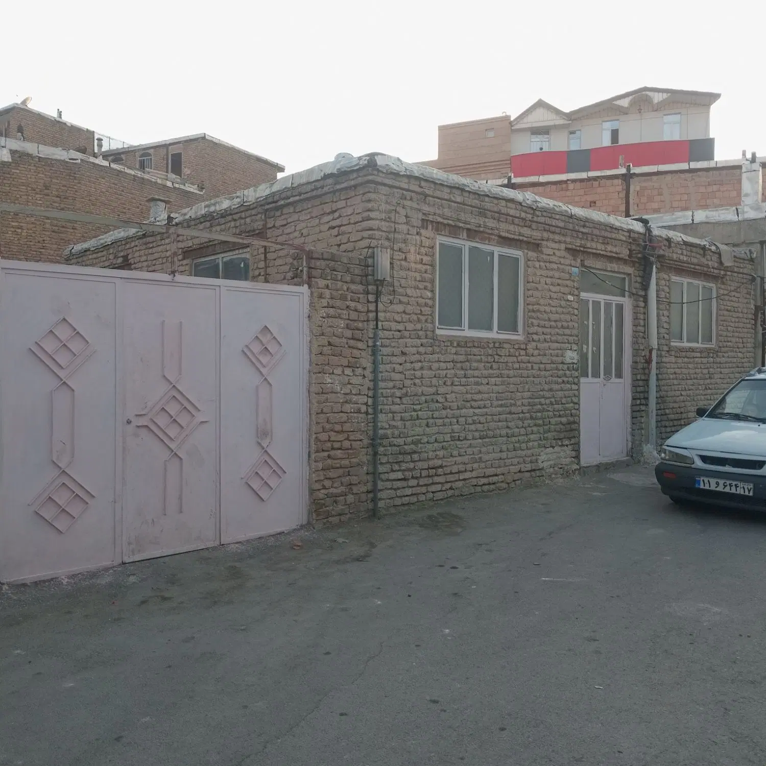 خانه کلنکی حتی واسه نشستن