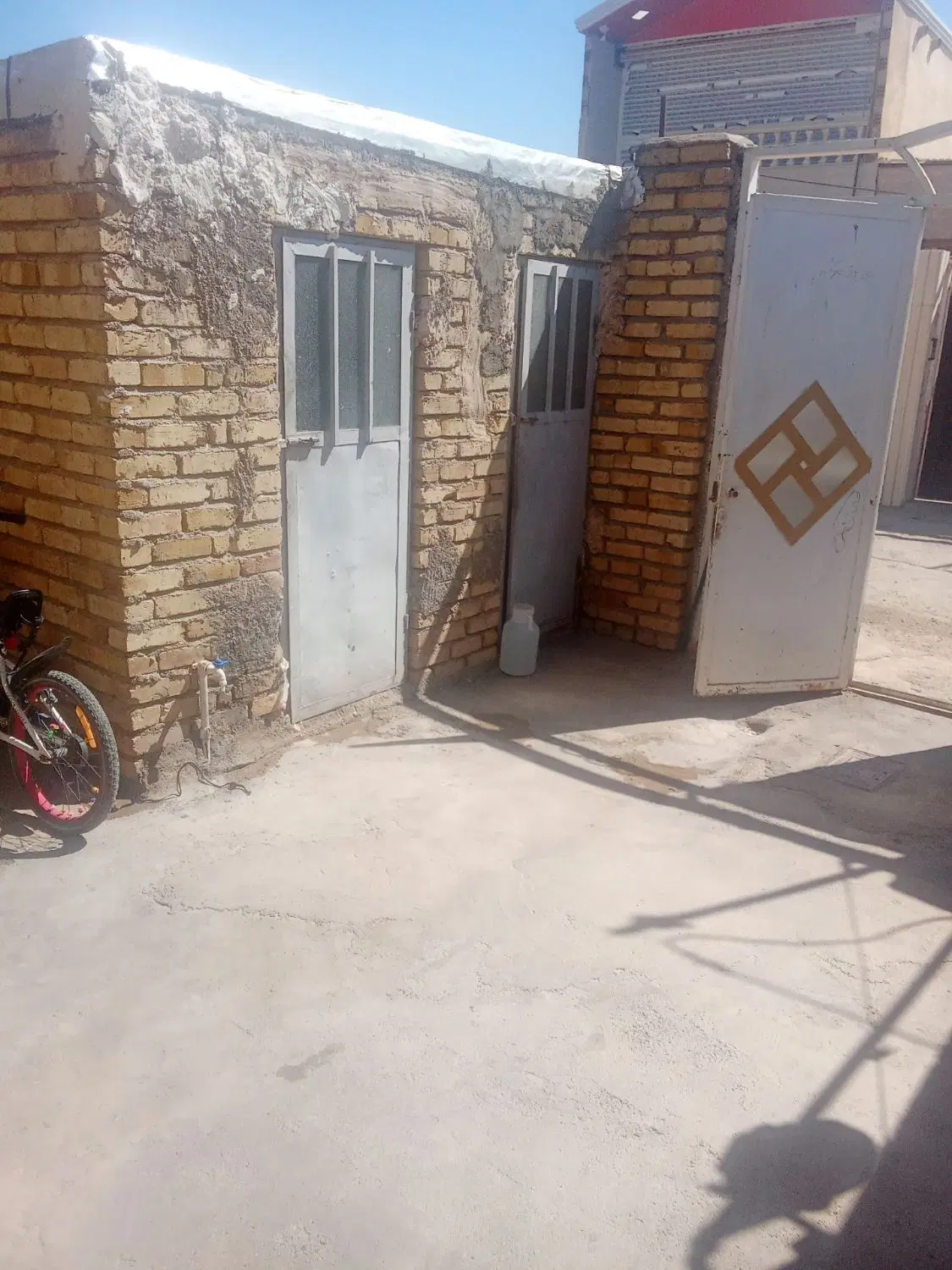 خونه ۱۰۰ متری در خیابان عاشورا