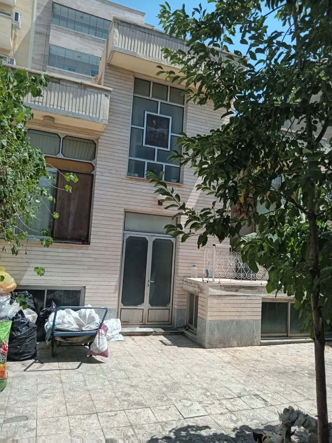 فروش حیاط ویلایی ۲ طبقه