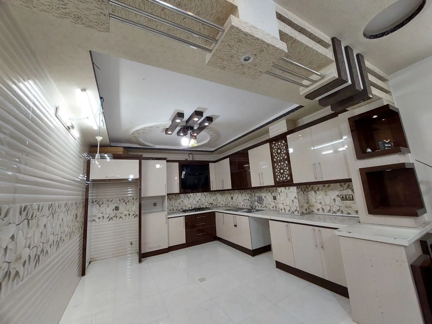 منزل در به حیاط دوطبقه ونیم