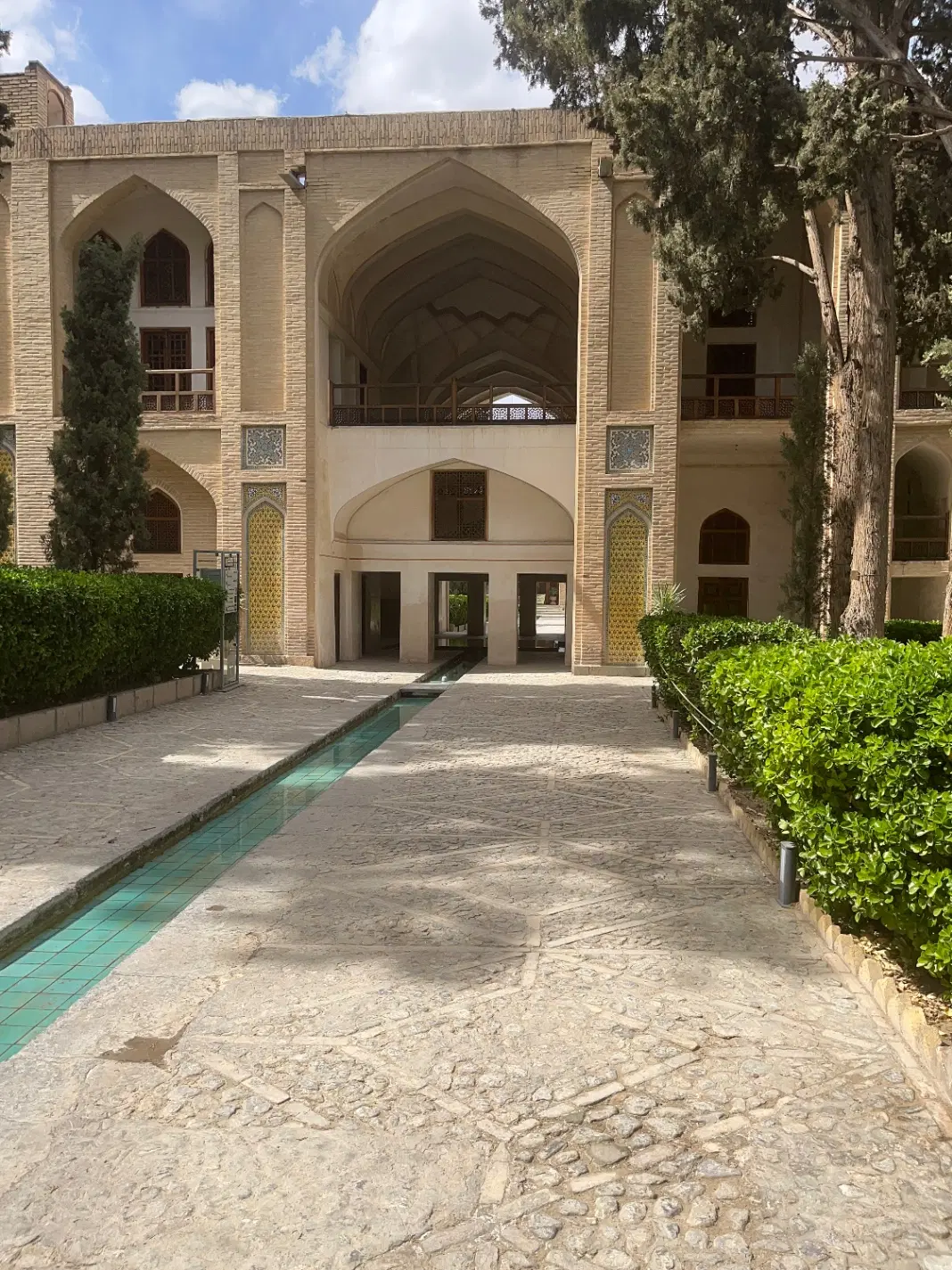 طبقه همکف یک ساختمان ۳ طبقه شخصی ساز ورودی جدا