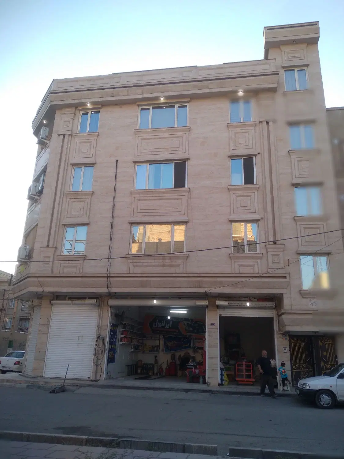 آپارتمان ۳ طبقه مسکونی ۴۰ متر تجاری