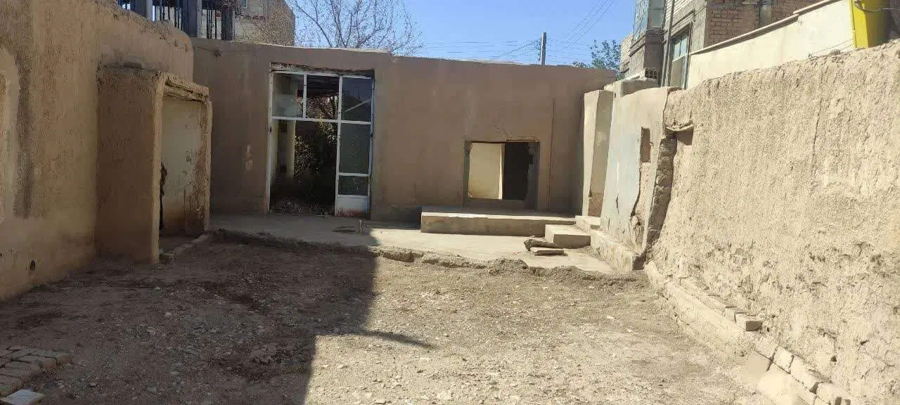 زمین چهار دیواری . دو نبش