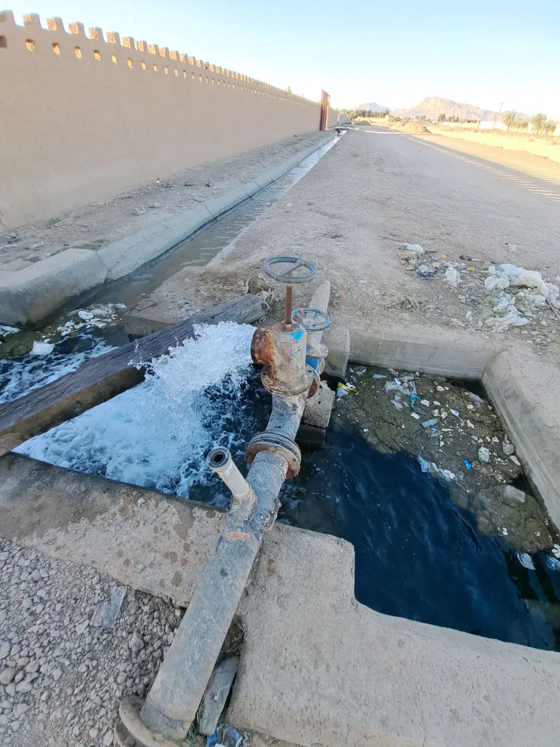 چهاردیواری لوله کشی داخل باغ