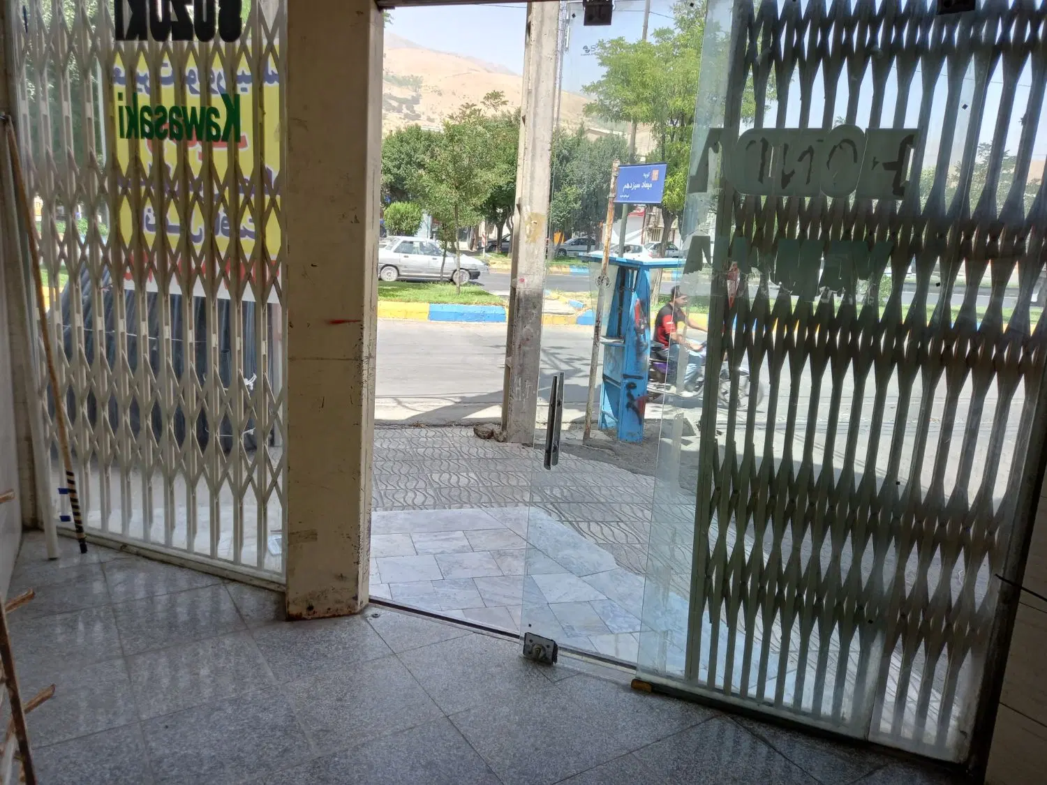 مغازه واقع در بلوار ۶۰ متری جنب پمپ بنزین انگشته