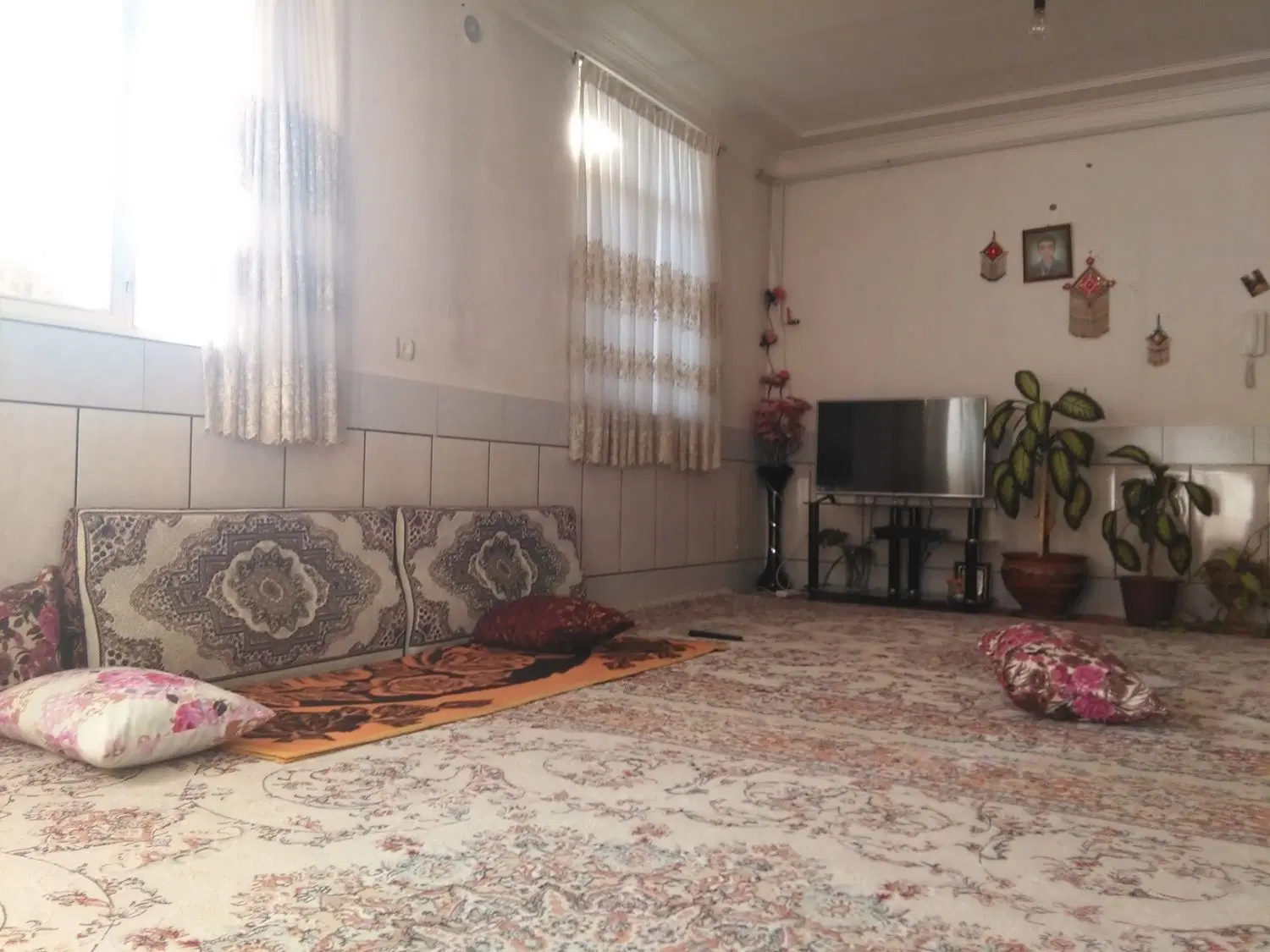 آپارتمان شهرک پارسیان طبقه هم کف راه جدا