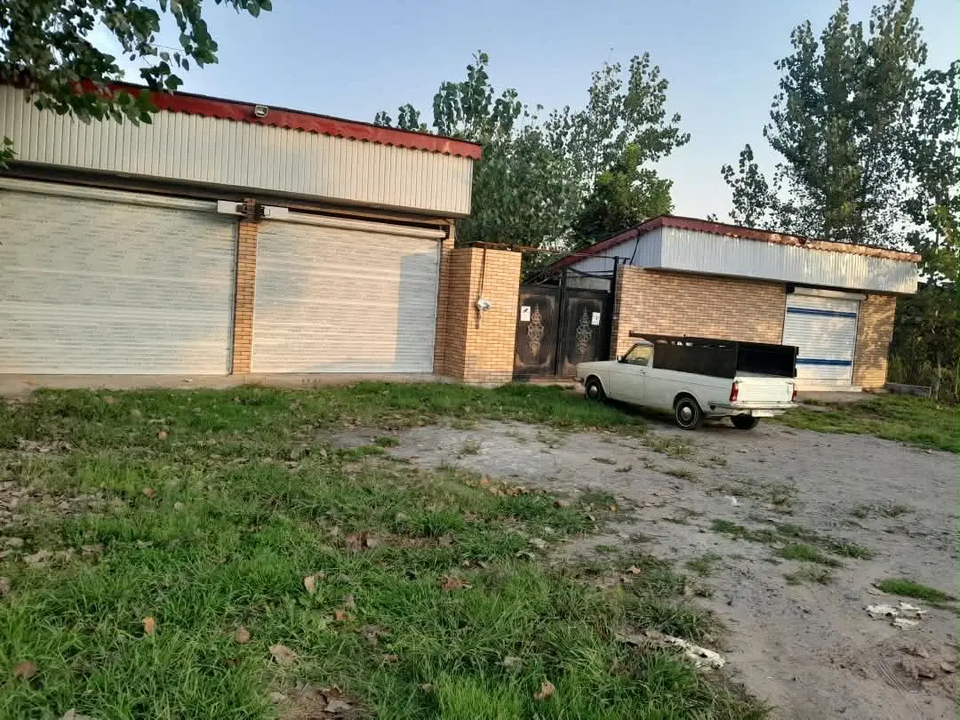 زمین مسکونی همراه سه باب مغازه