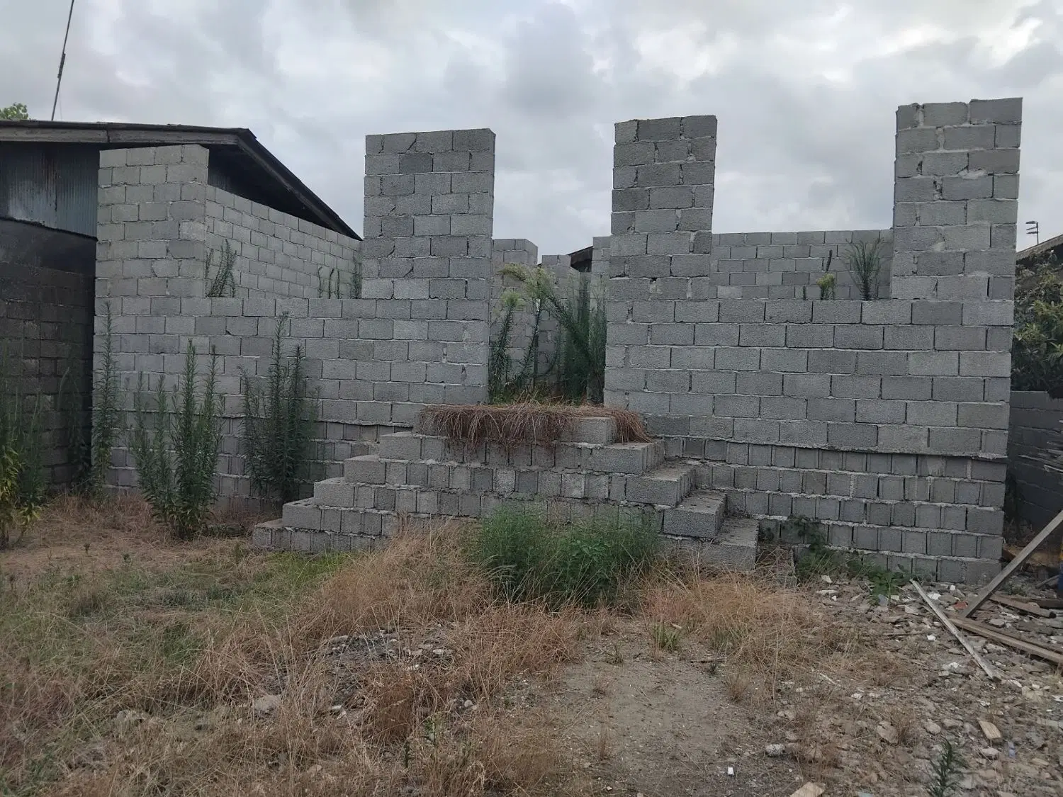 زمین با ساختمان نیمه کاره انزلی
