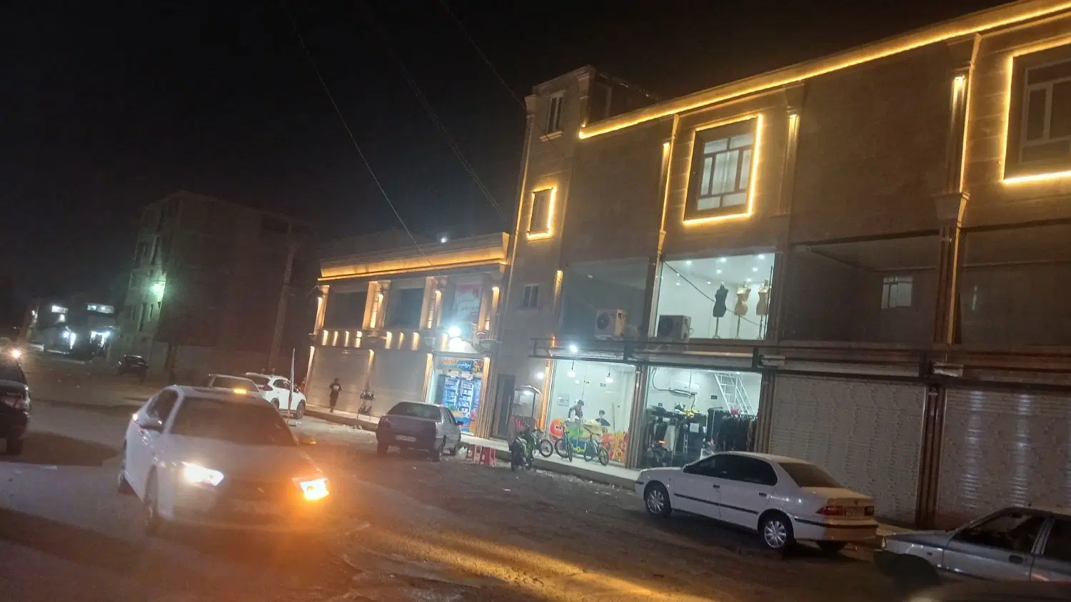 24مغازه با بر 5متر اخراسفالت خ فاطمی نیش خسروی