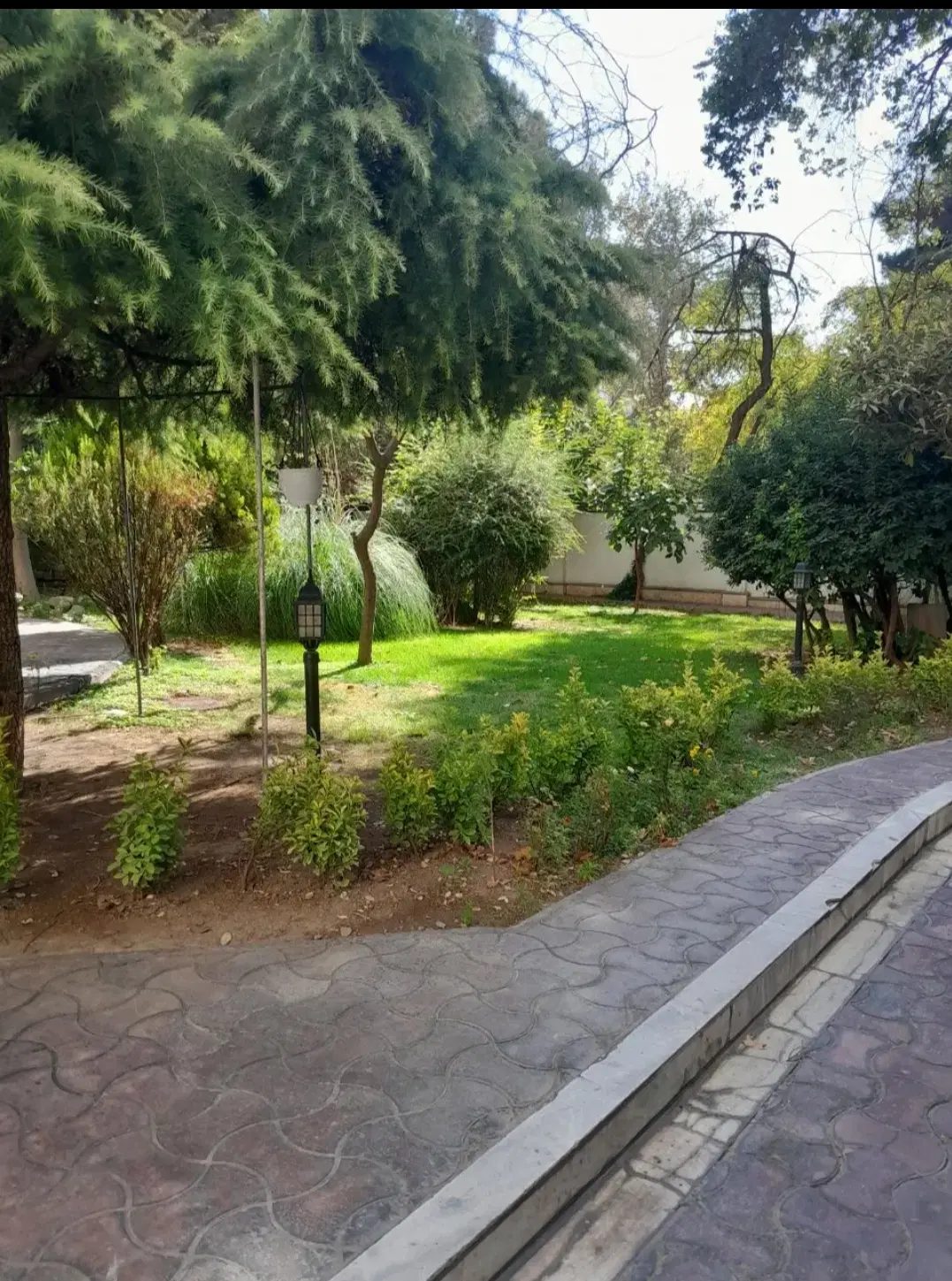 کلاک پایین، ویلای جنوبی، کوچه اطلس