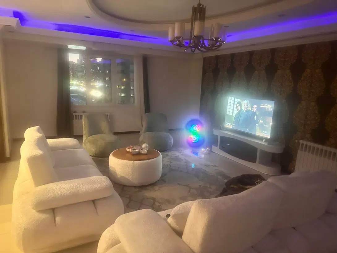 همخونه خانم موجه