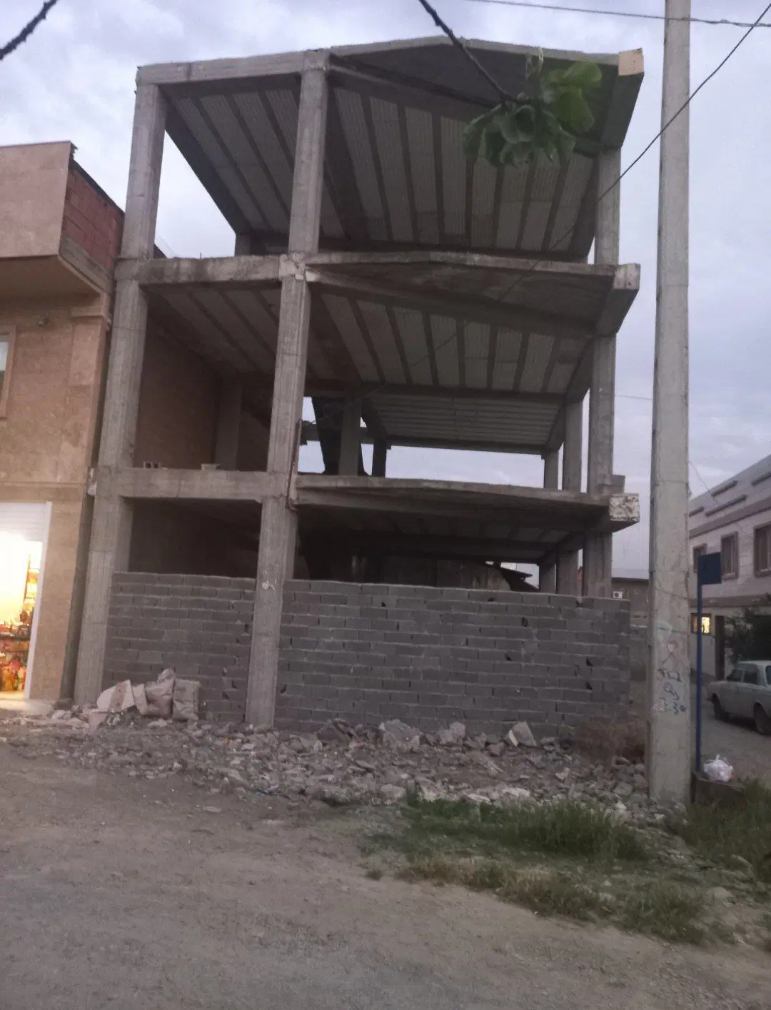 ملک نمیه کاره