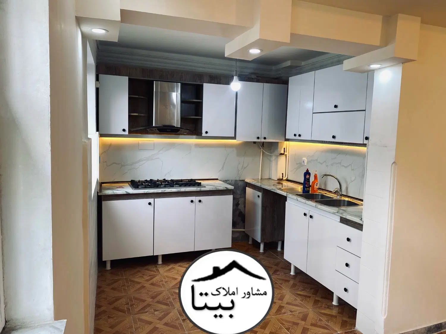۸۰متری _ طبقه اول _ سندتکبرگ _ پارکینگ دار