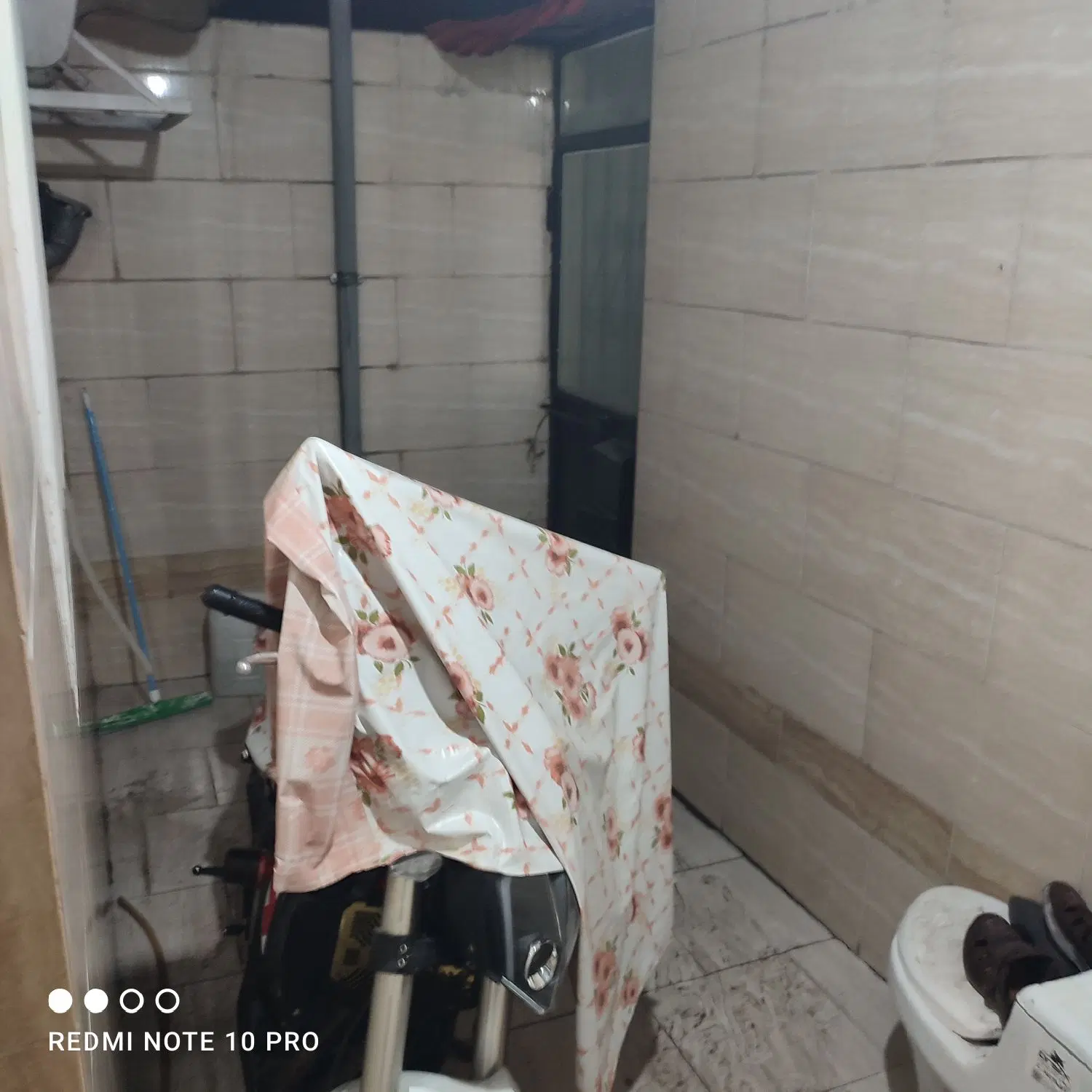 یک باب خانه با جای پارک جلو در