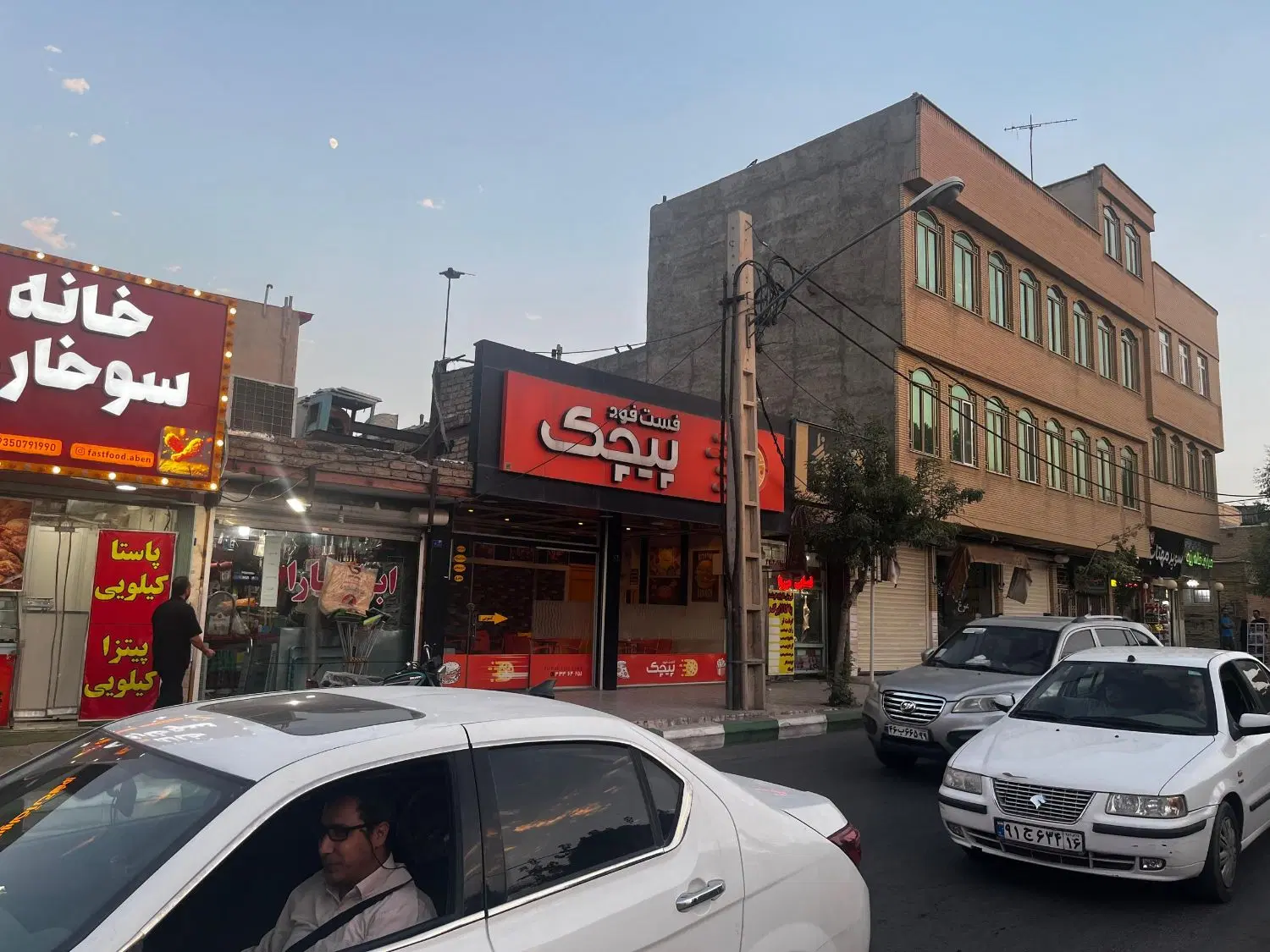 مغازه دو باب که بصورت یکی شده