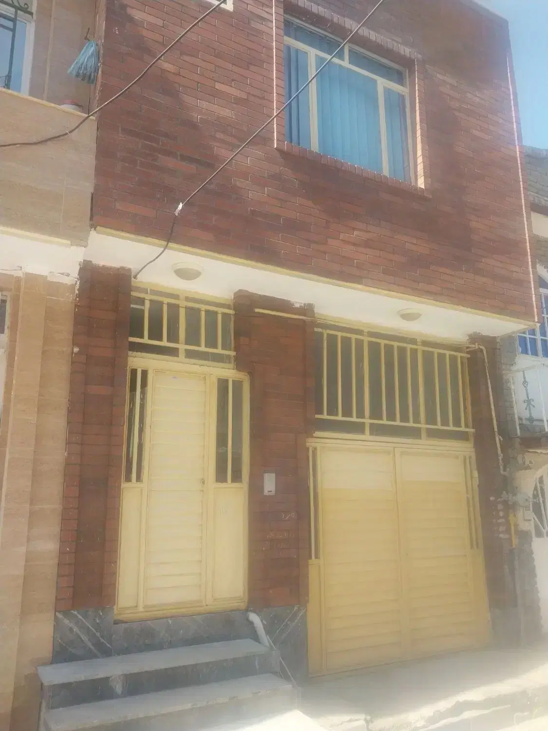 فروش ساختمان دو طبقه یک سرویس درکوهنوردکوچه۱۳