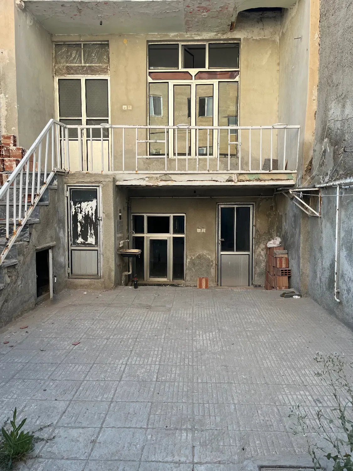 خانه قدیمی مناسب برای انباری و کارگاه