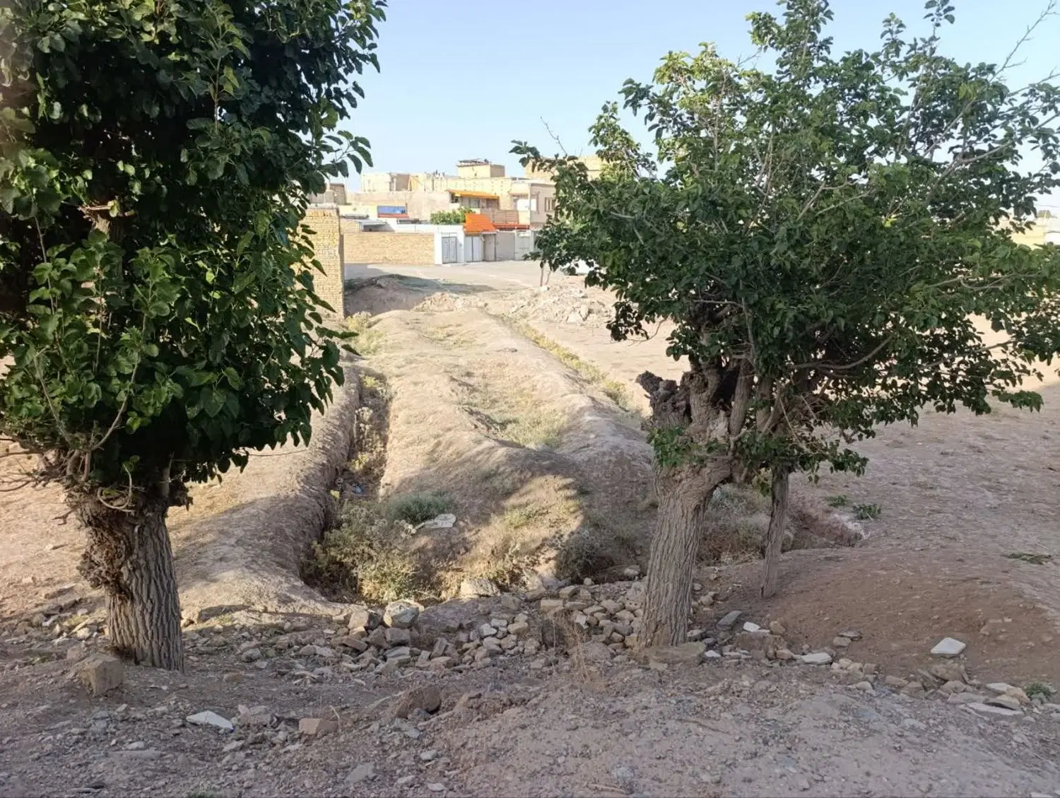 زمین پشت شرکت نفت