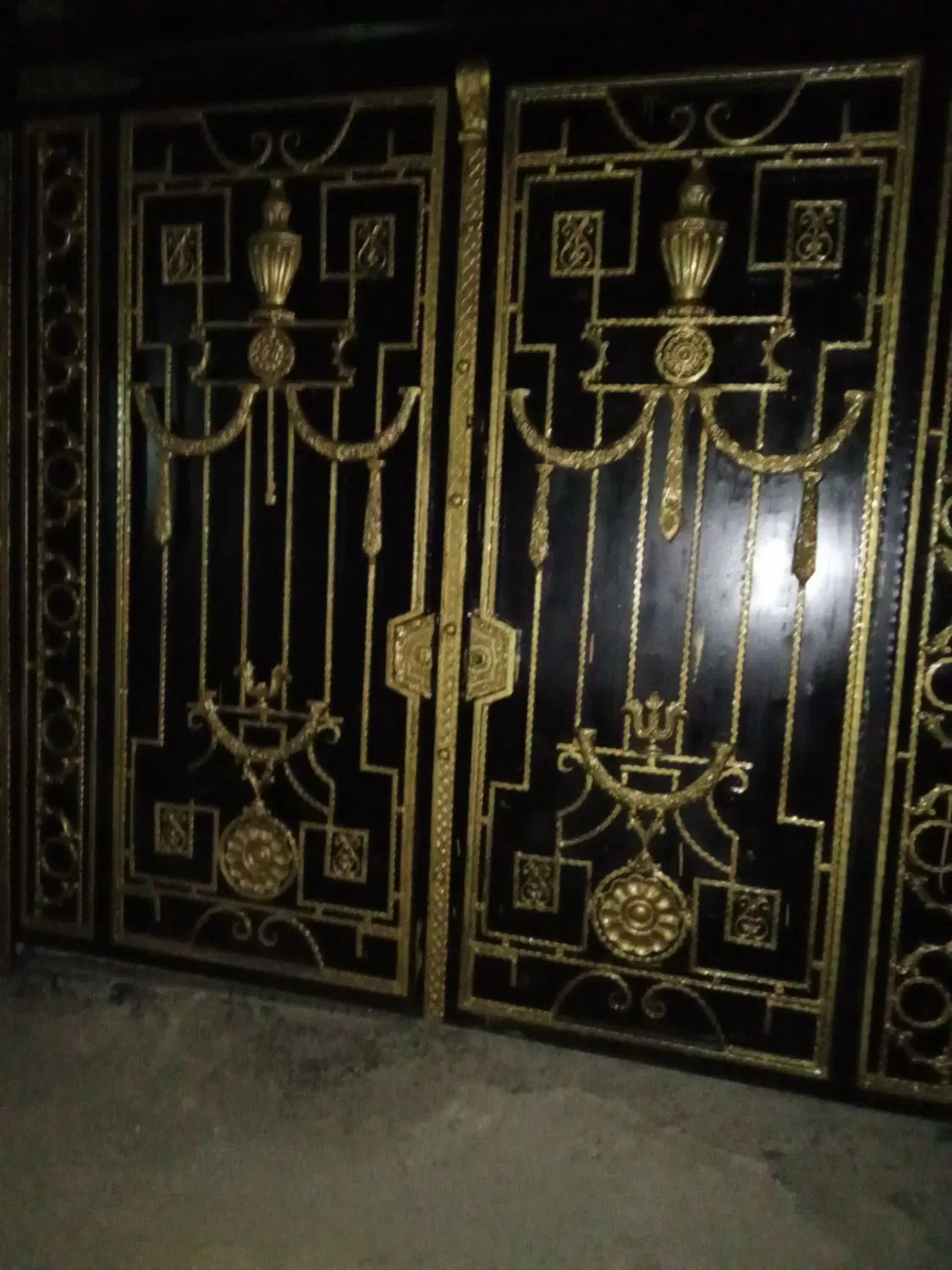 حیاط ویلایی ۲۰۰متری