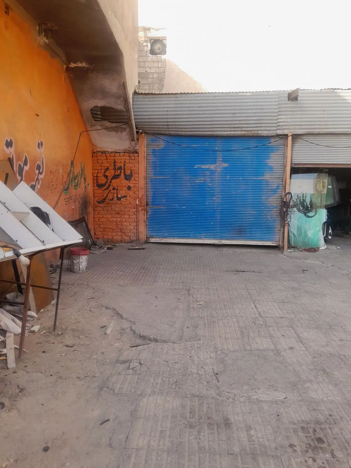 یک دهنه مغازه سر خیابان سیدالشهدا