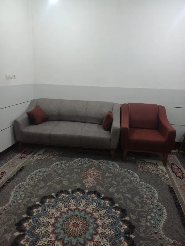طبقه بالا هست همسایه های خوب ومکان امن وبسیار الی