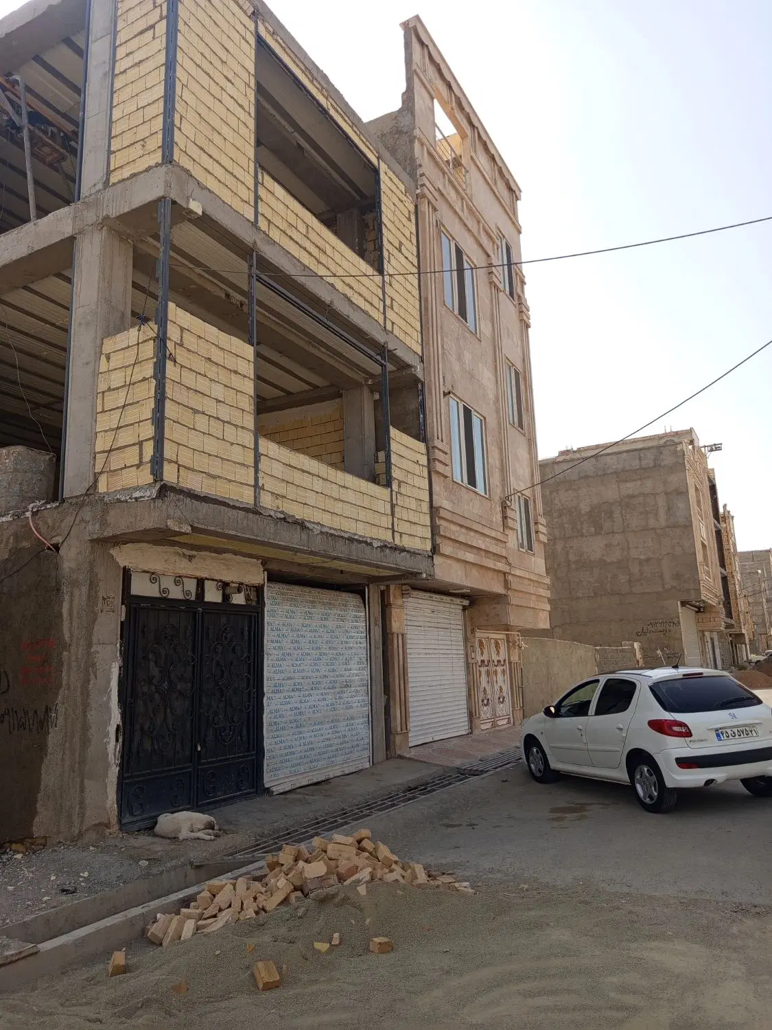 ساختمان سه طبقه