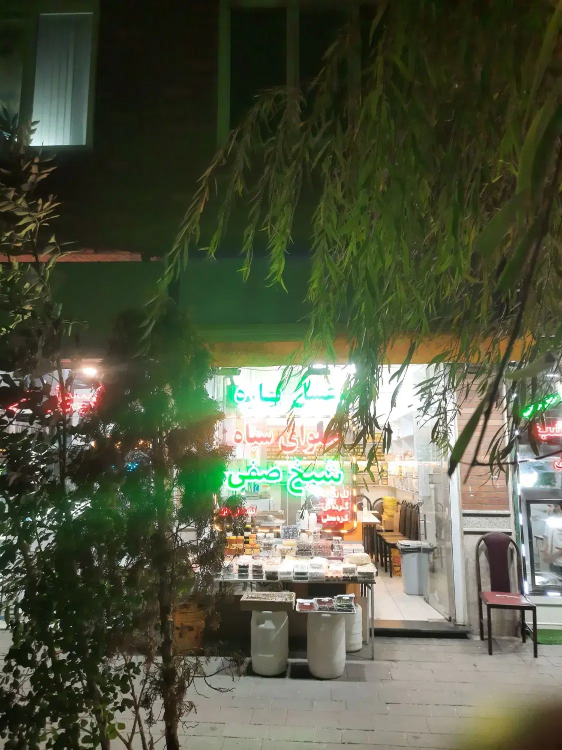 یک باب مغازه در پیاده راه