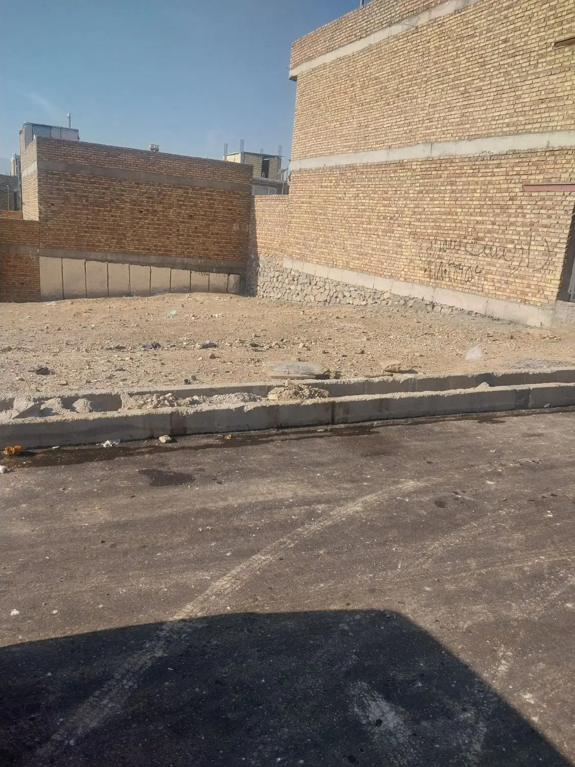 بر خیابان امیر کبیر رو به رو خ دفاع مقدس