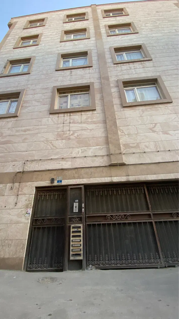 ۴۳ متری با پارکینگ و آسانسور بر خیابان اصلی