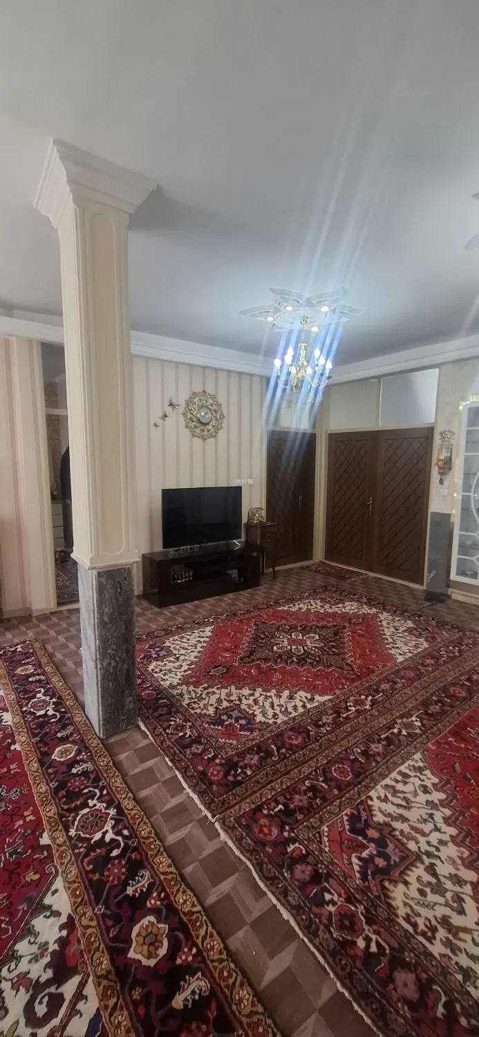 حیاط ویلایی سه طبقه