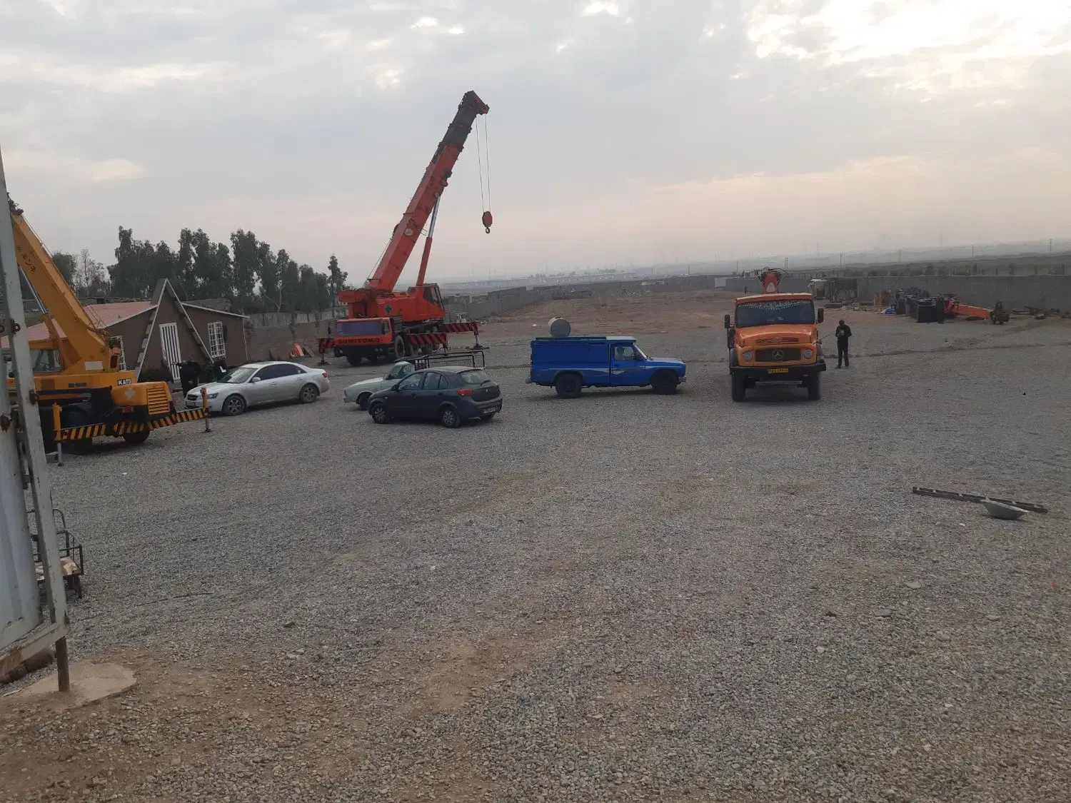 چهاردیواری بر جاده خاوران