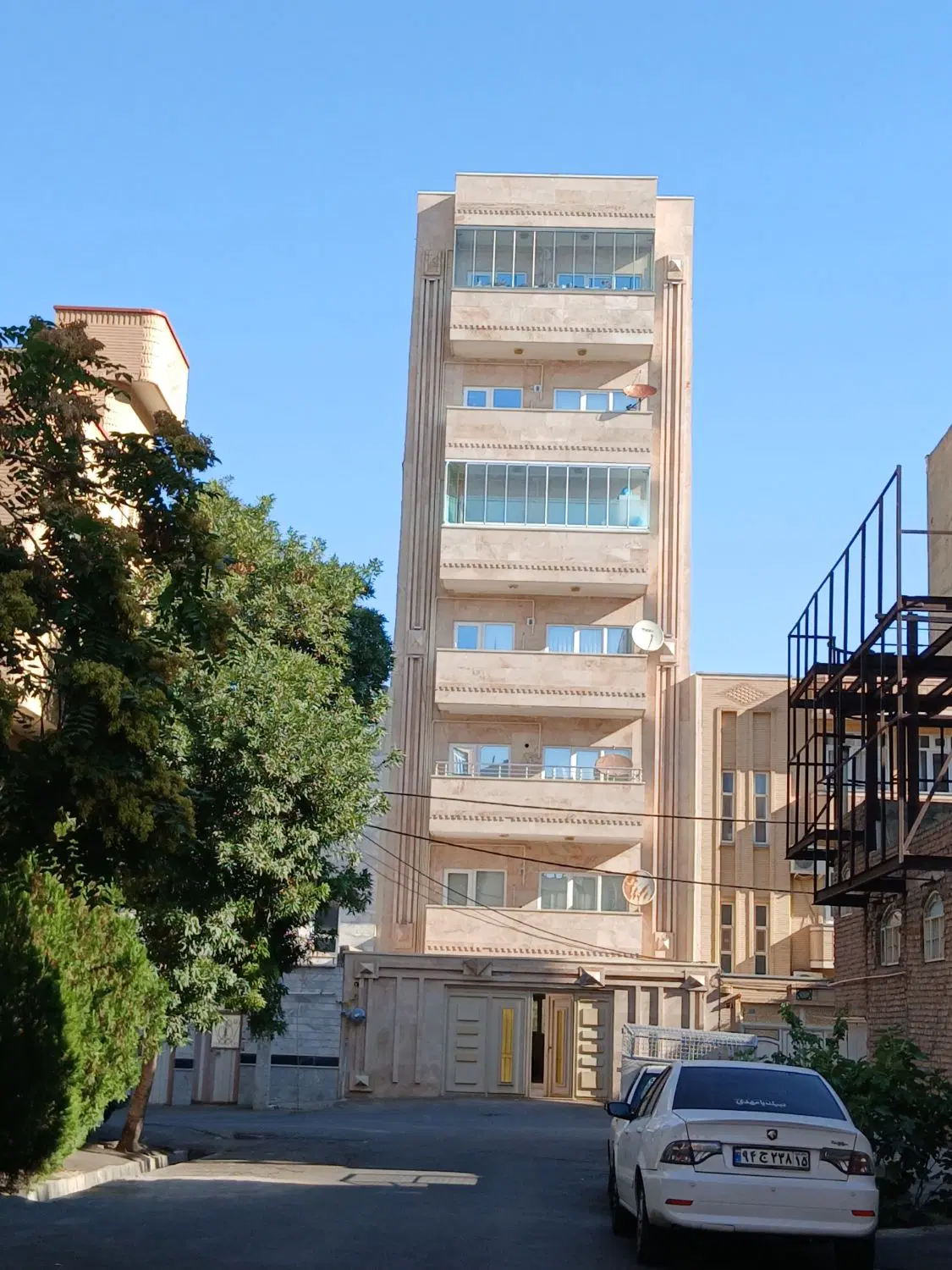 مغازه خوب و دنج و یک واحد خونه ۸۰ متری