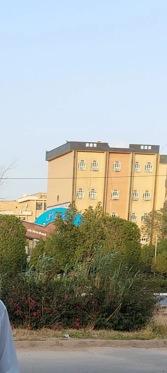 یک باب مغازه روبروی دانشگاه آزاد