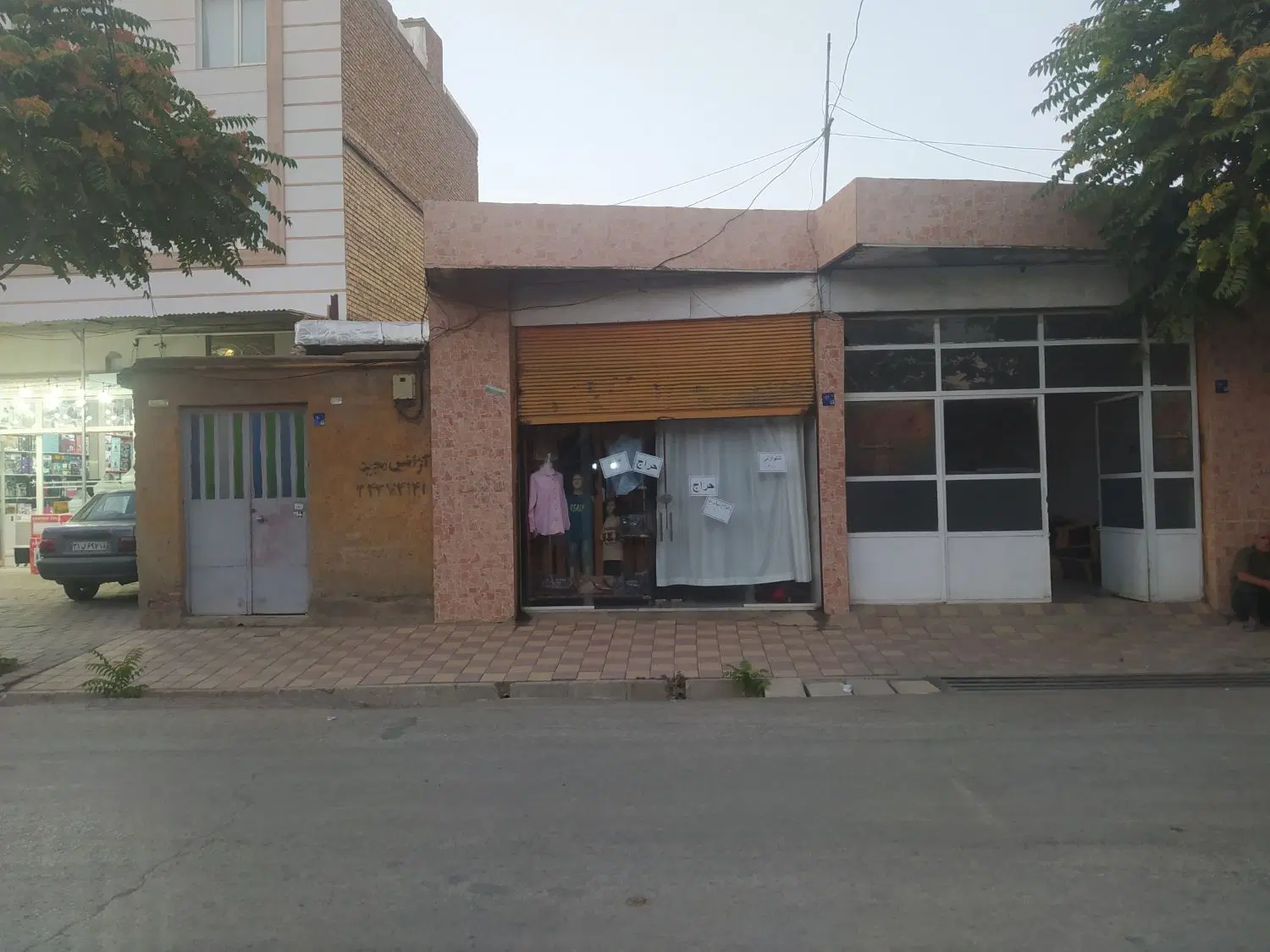 منزل مسکونی به همراه دو  مغازه تجاری