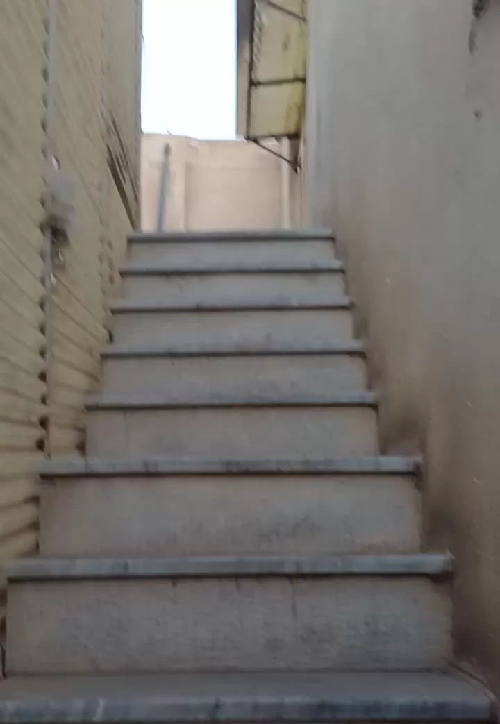 منزل مسکونی دربست با مغازه تجاری