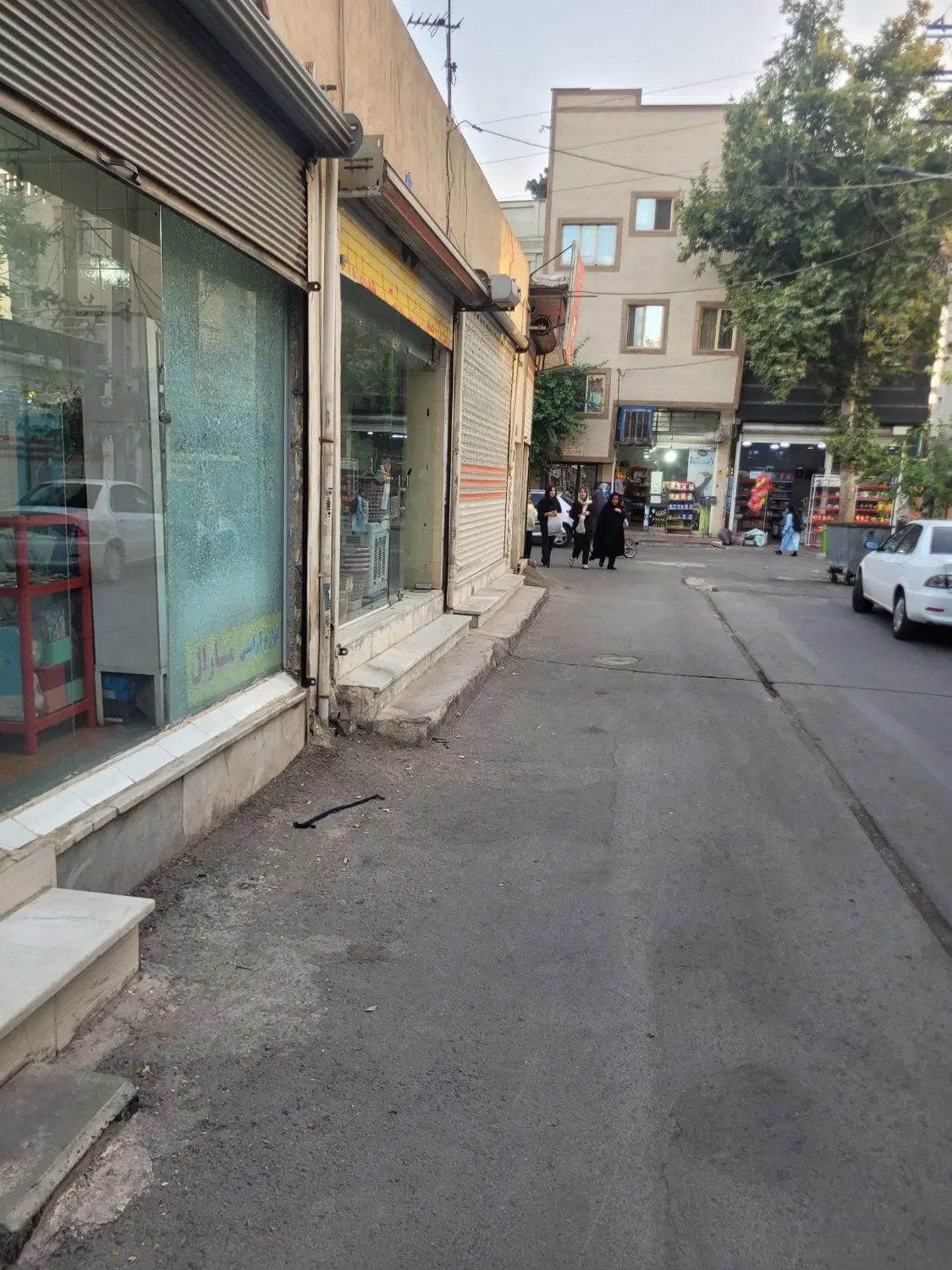 مغازه ۱۸ متری خیابان پر رفت آمد