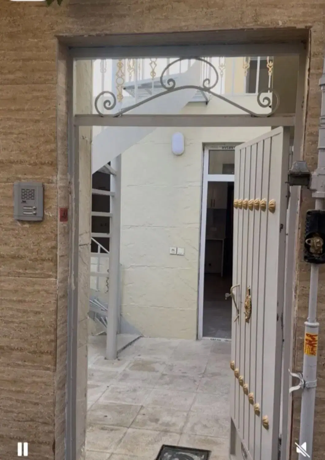 خانه حیاطی دو طبقه