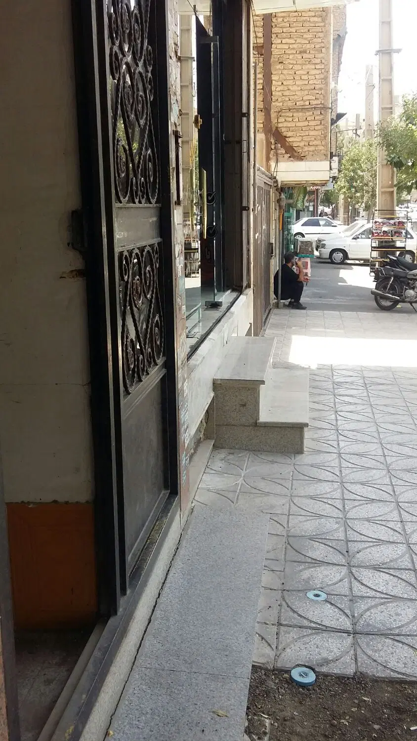 زیرپله تجاری به مساحت ۶ متر مربع جهت اجاره