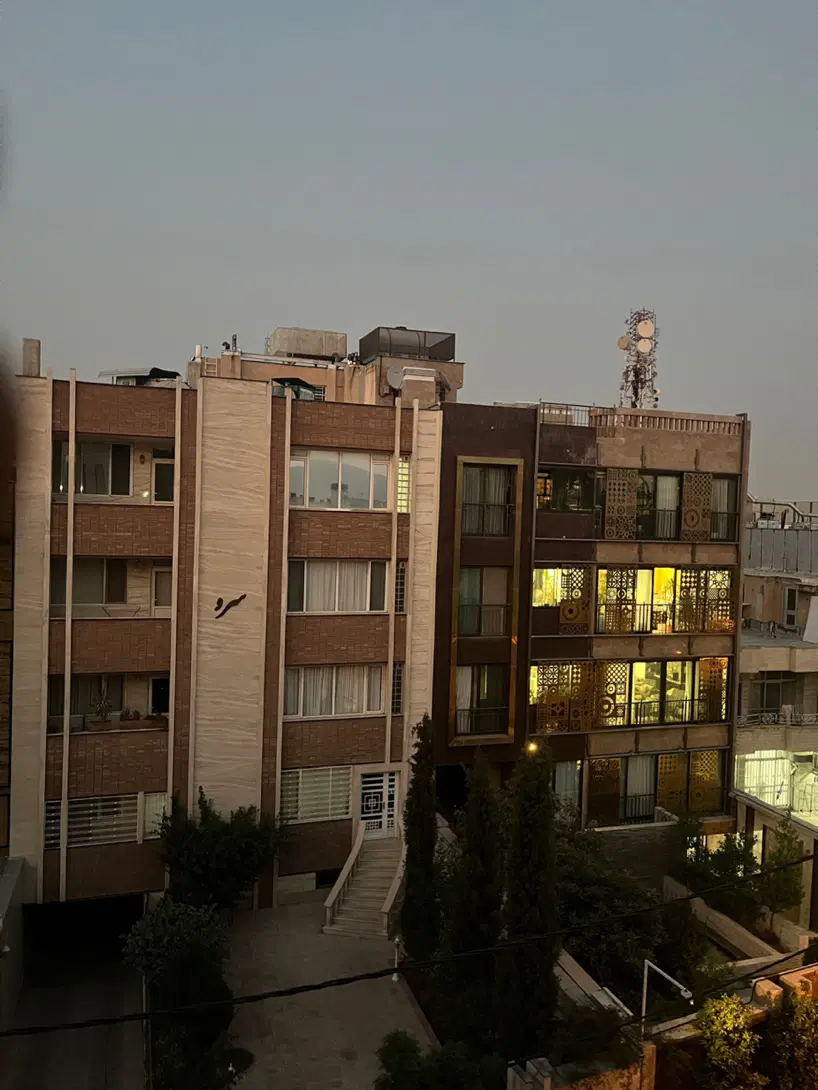 اپارتمان ۱۳۰ متری دو خواب طلاییه