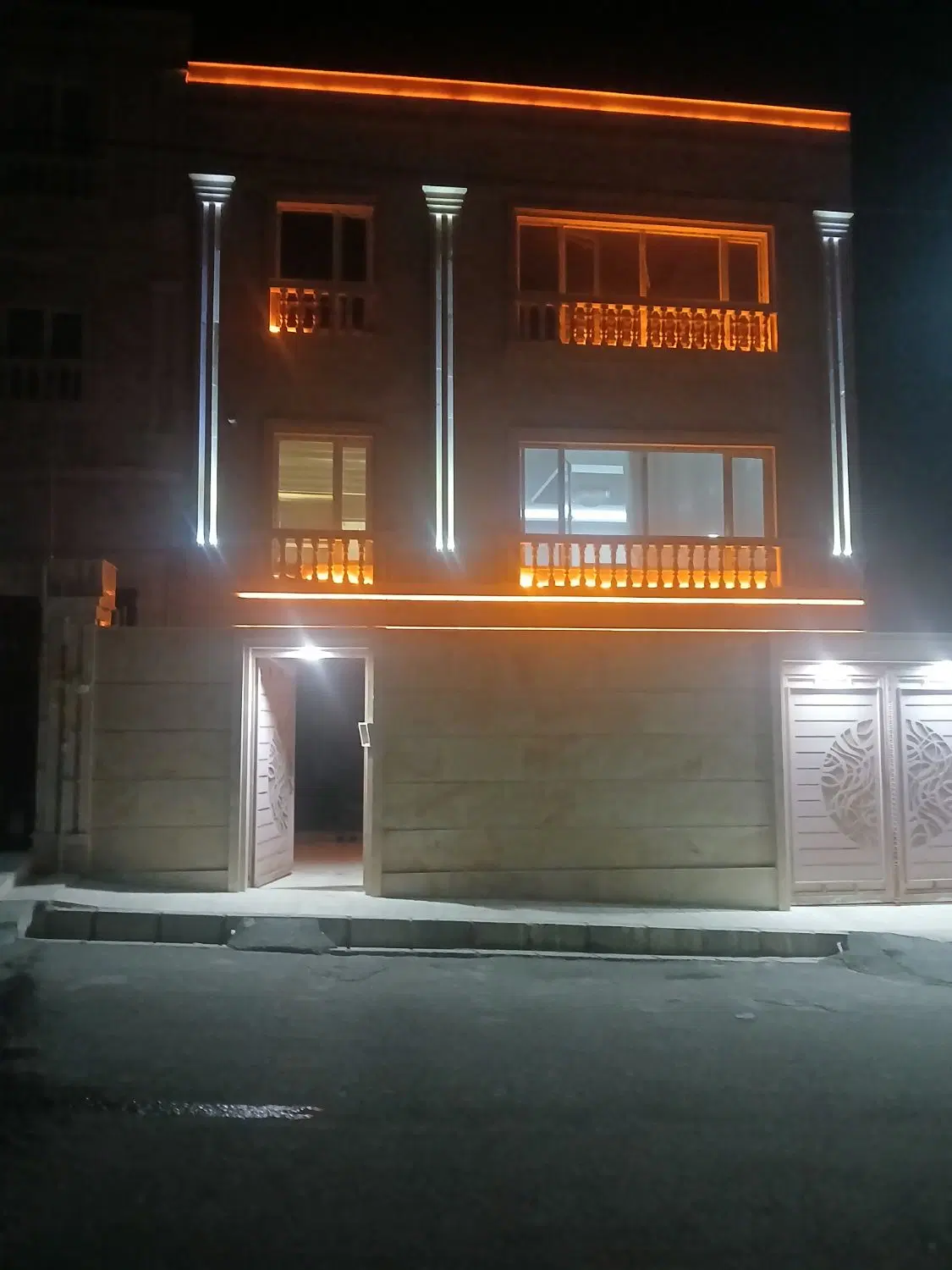 خانه دوطبقه پیلوت