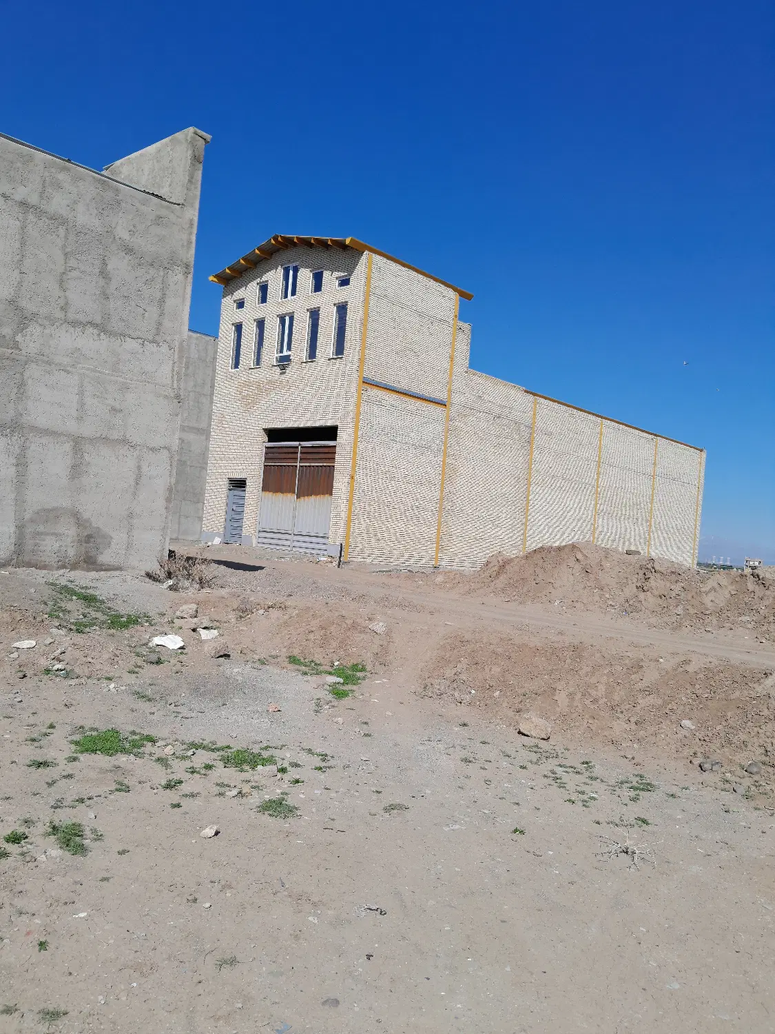 ‌۲۰۸ متر زمین باسند تک‌برگ صنعتی