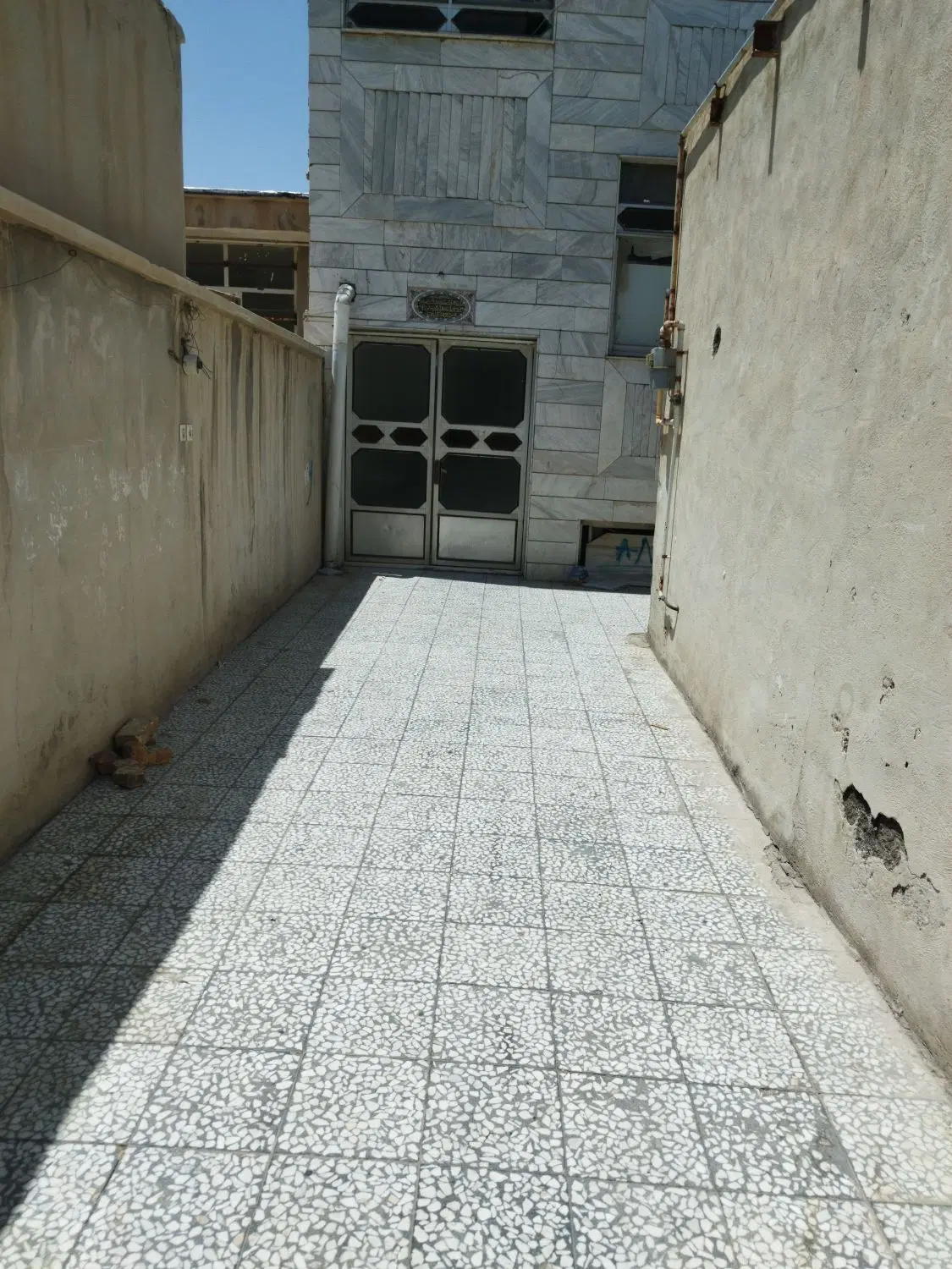 دو طبقه ۹۰ متری دربست شمالی حیاط ماشین رو داوران