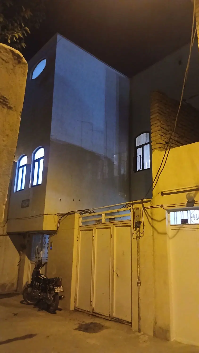 منزل ویلایی فروشی دو طبقه و نیم مستقل آذر ۷۴