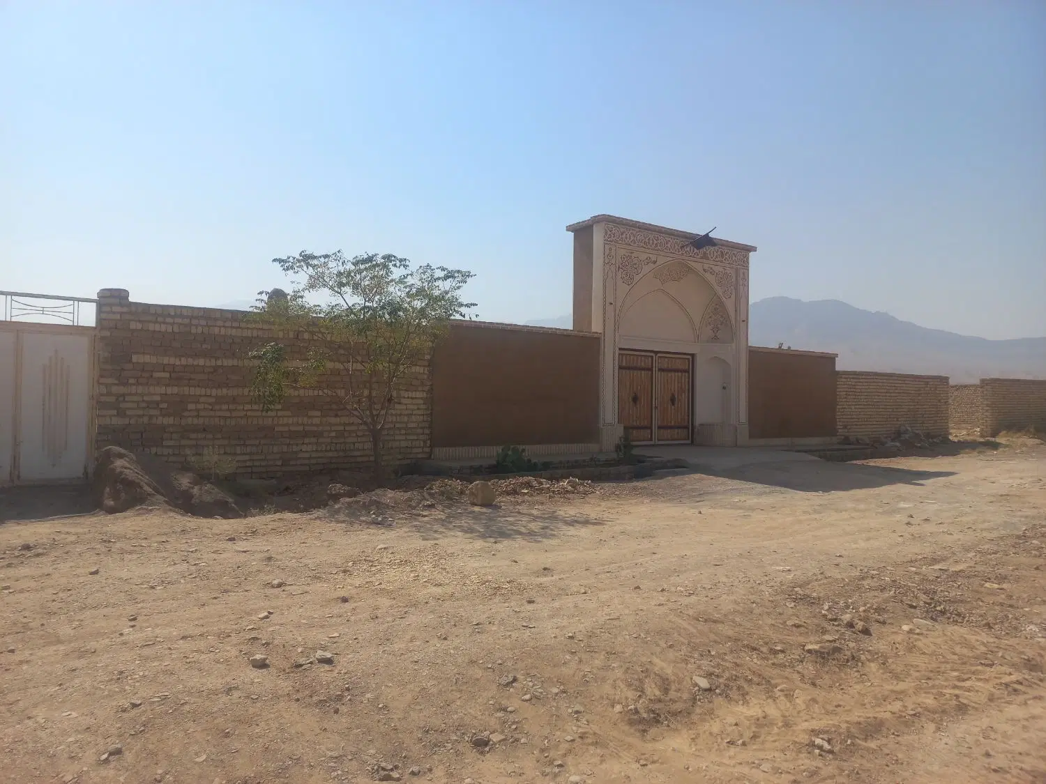 زمین ۱۲۹ متری  بین جاده گاز و  اب  گل خونه