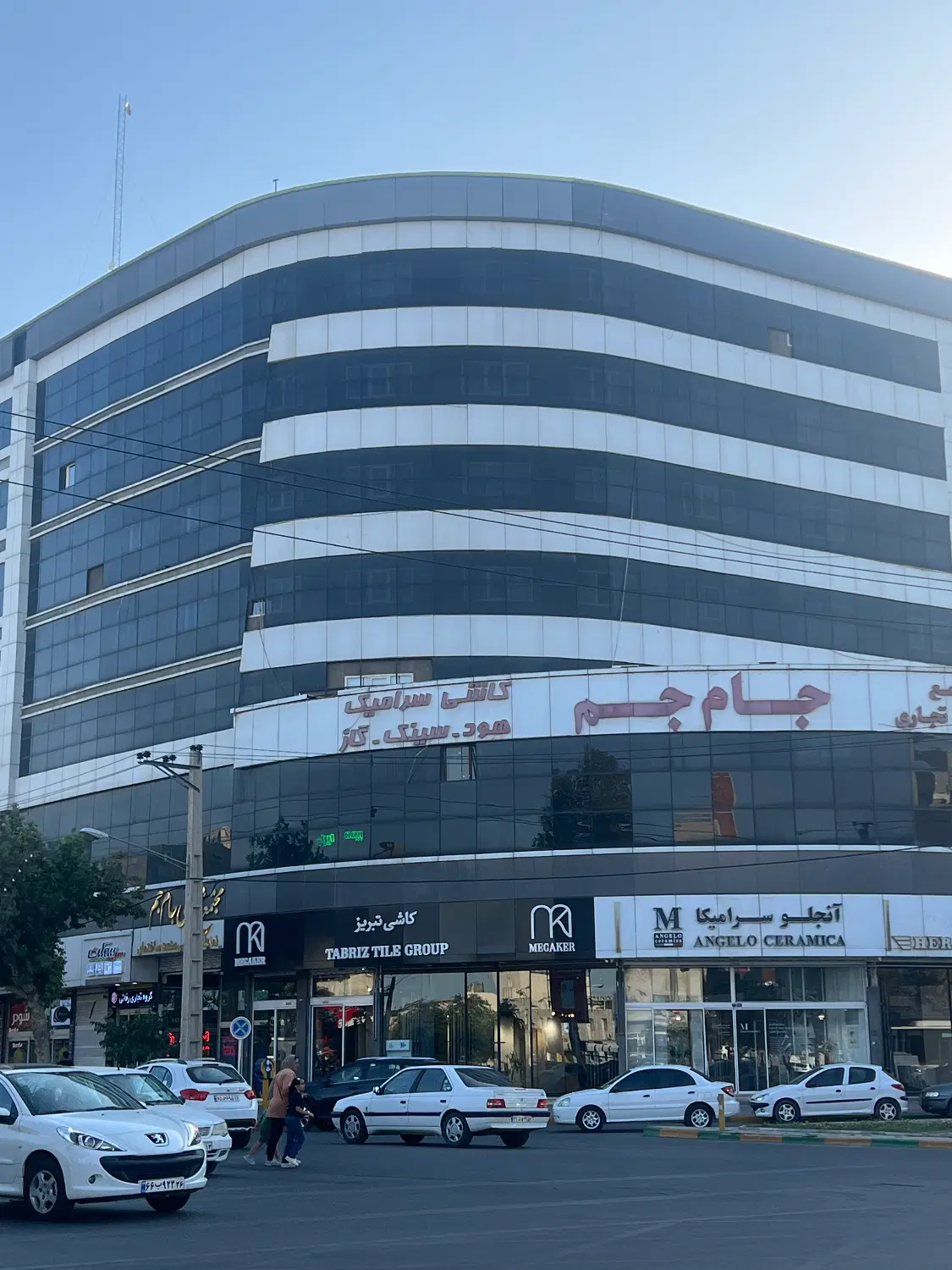 تجاری ۶۰متر چهاراه ابوطالب جام جم منفی یک پلاک ۱۲۶