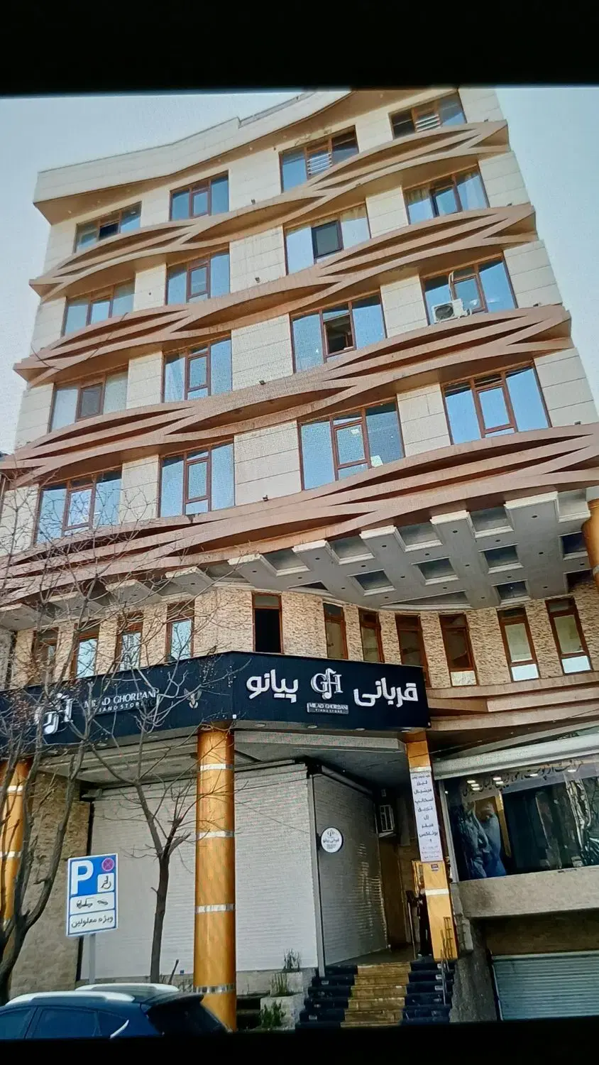 آپارتمان_موقعیت اداری _۱۲۴متر _بر خیابان فرجام
